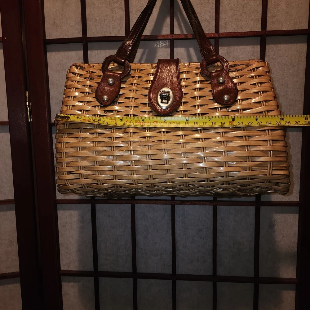 Vintage Elegant Tan Woven Handbag with Brown Accents - Picture 3 of 6
